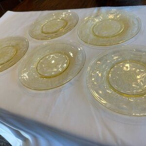 Set of 5 yellow depression Glass Plates